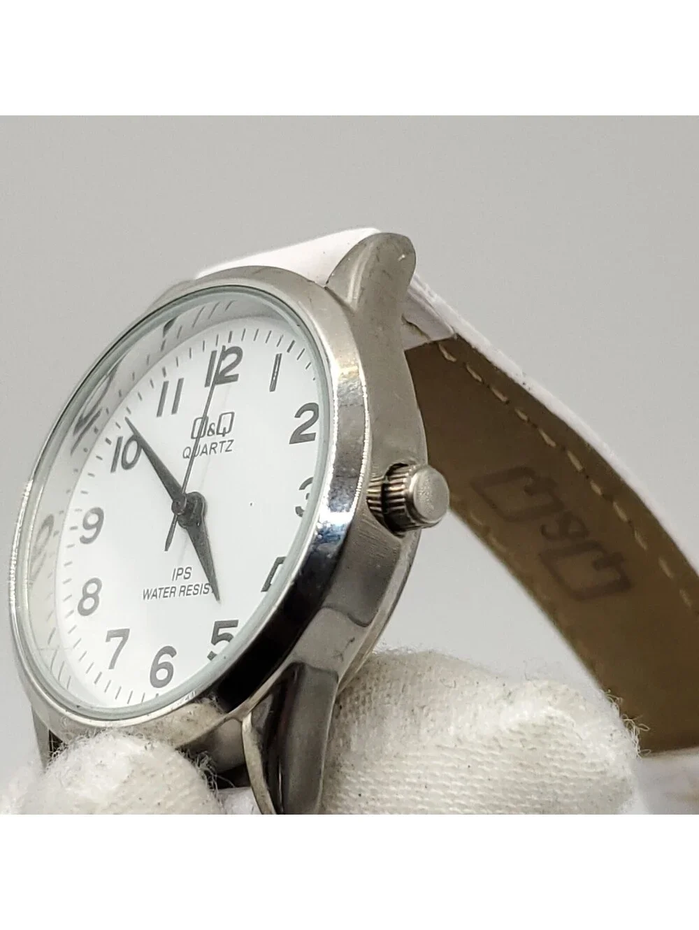 Q&Q Quartz Womens Watch 30mm White Leather Band New Battery